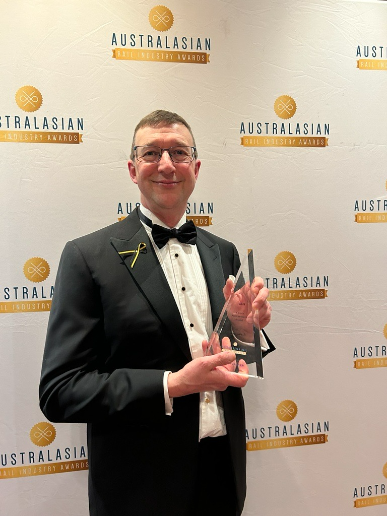 Metro Chief Engineer Phil Ellingworth honoured at 2024 Australasian Rail Industry Awards. 